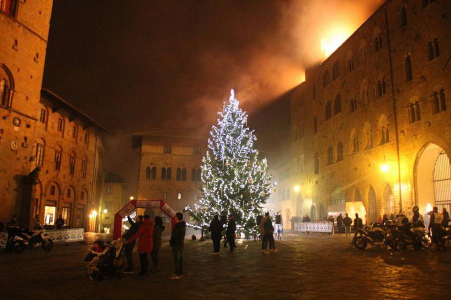 Albero di Natale a Volterra acceso nella notte